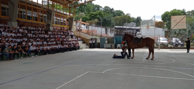 Con una presentación equina se llevó alegría a los niños