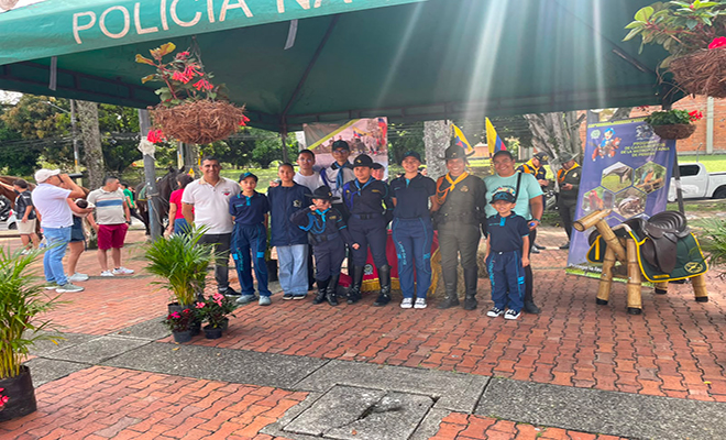 Policia de carabineros junto con comunidad en caminata por el medio ambiente en pereira