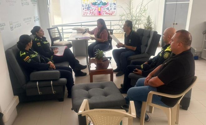 secretario de hacienda y de gobierno de la celia, gestora territorial policia y dos uniformados de la policia