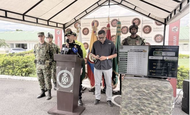 dos polic&iacute;as, tres integrantes del ej&eacute;rcito y el secretario de gobierno de risaralda 