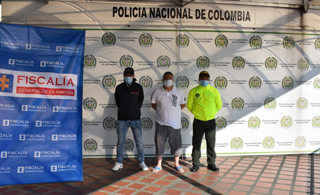 Personas capturadas-Policía custodiando 