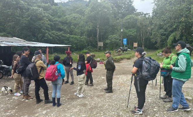 la-comunidad-recibiendo-capacitacion-en-temas-ambientales