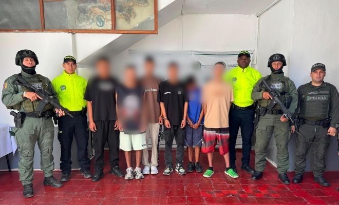 seis personas capturadas y cinco policías