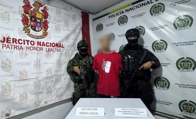 Dos policías con un capturado 