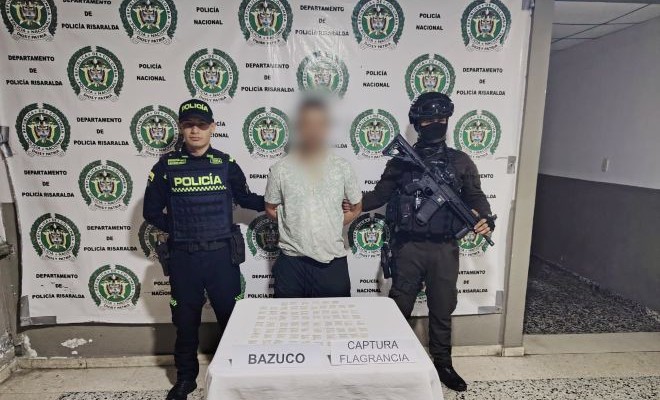 Dos policías captores y una persona capturada con orden judicial