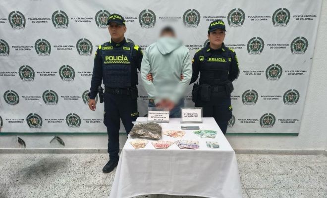 Una hombre capturado, dos policías captores, e incautacion de marihuana, dinero y un celular