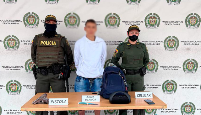 Persona capturada-policias custodiando