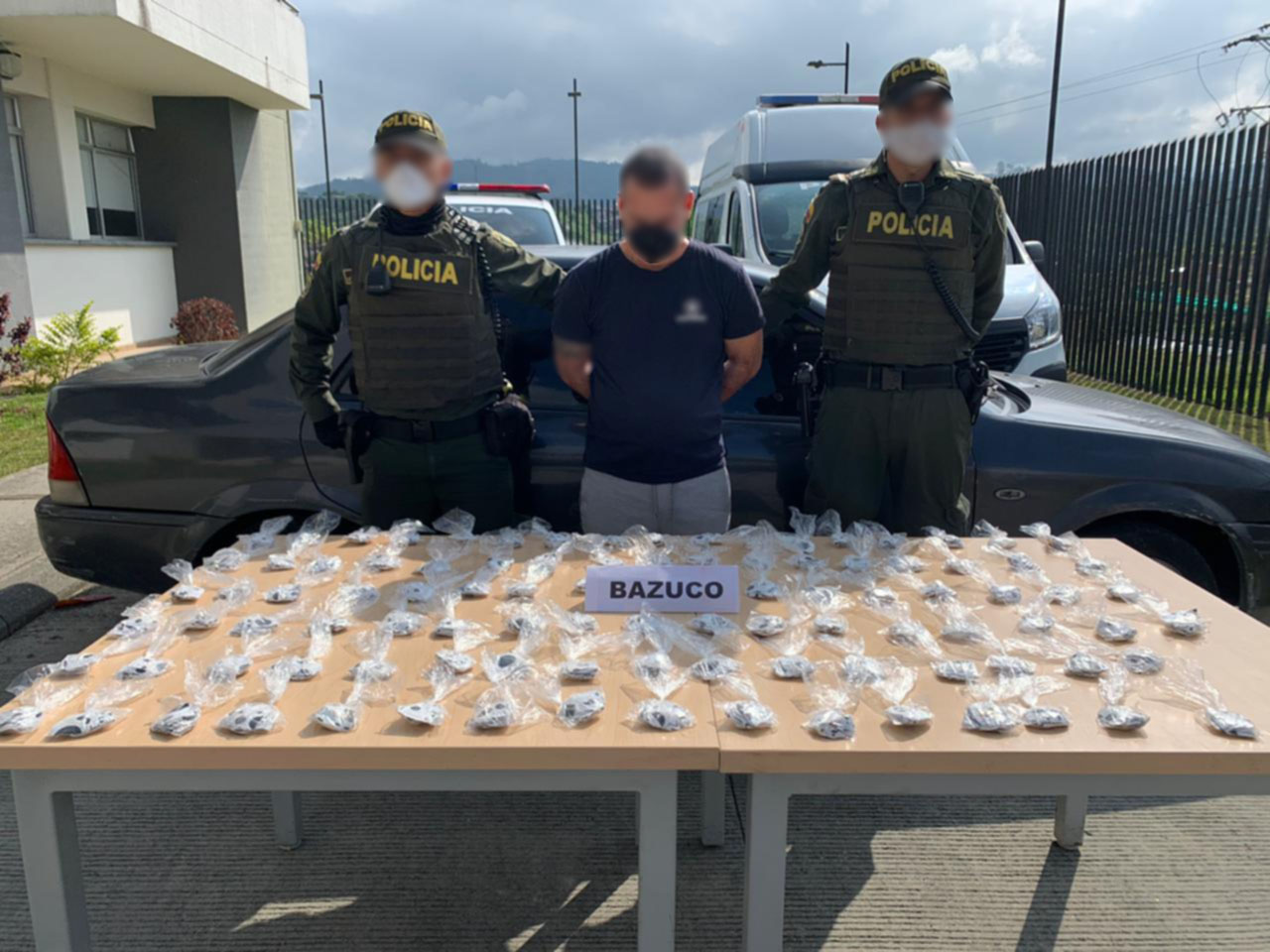 Camuflados-en-un-vehículo-y-al-interior-de-cascaras-de-huevo 