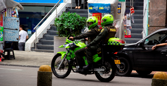 Policías patrullando