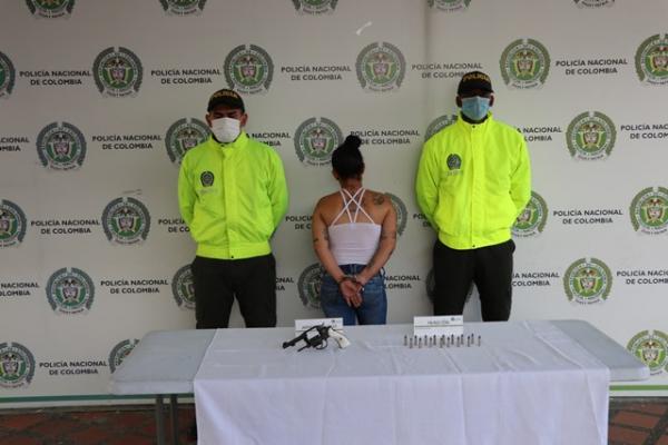 Capturada custodiada por policías 