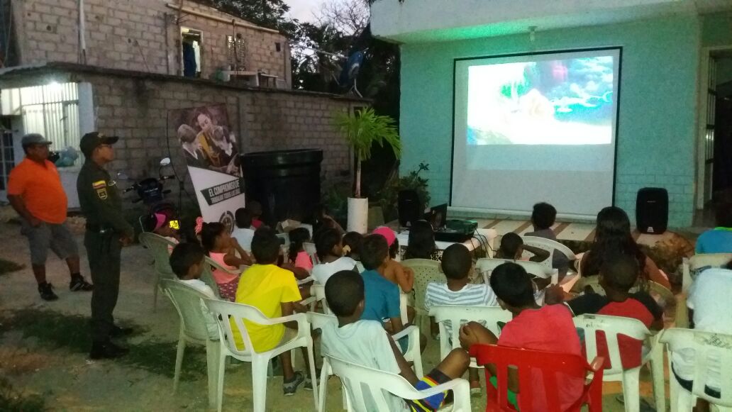 Cine con mi Policía Nacional en Ciudad Paraíso