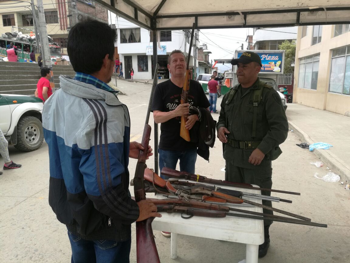 Ciudadanos entregando armas