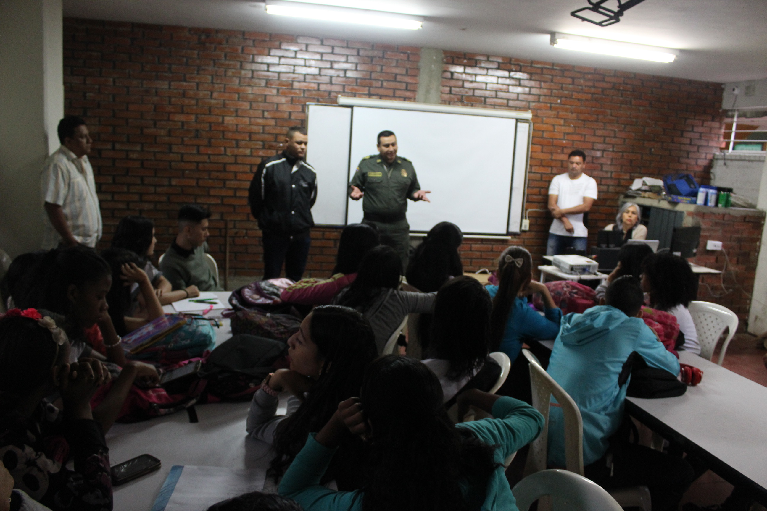 Actividad pedagógica en colegio de Cali