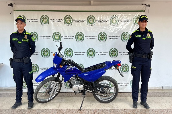 Dos uniformados de la Policía Nacional y una motocicleta recuperada durante los operativos 