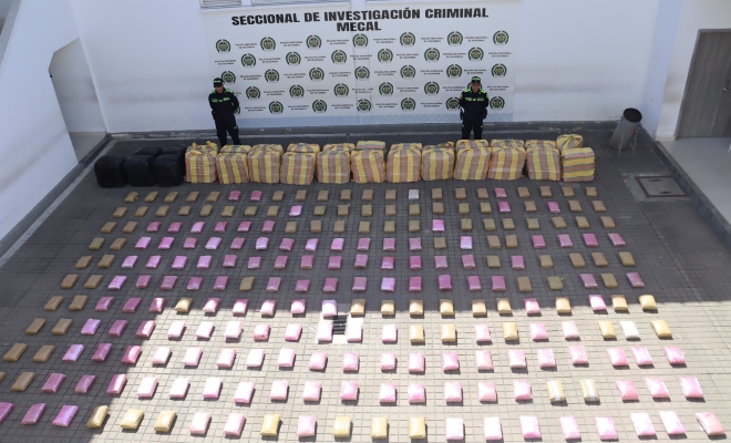 paquetes rosados costales de colores y policias