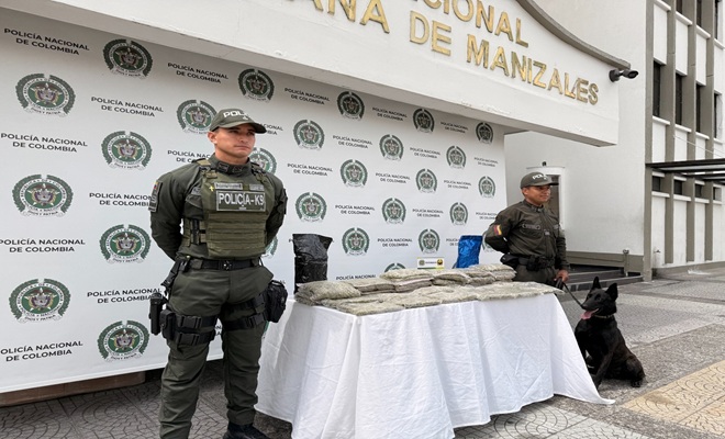 dos policias, canino y droga incautada