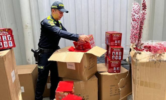 Incautación de accesorios navideños trasportados en un contenedor