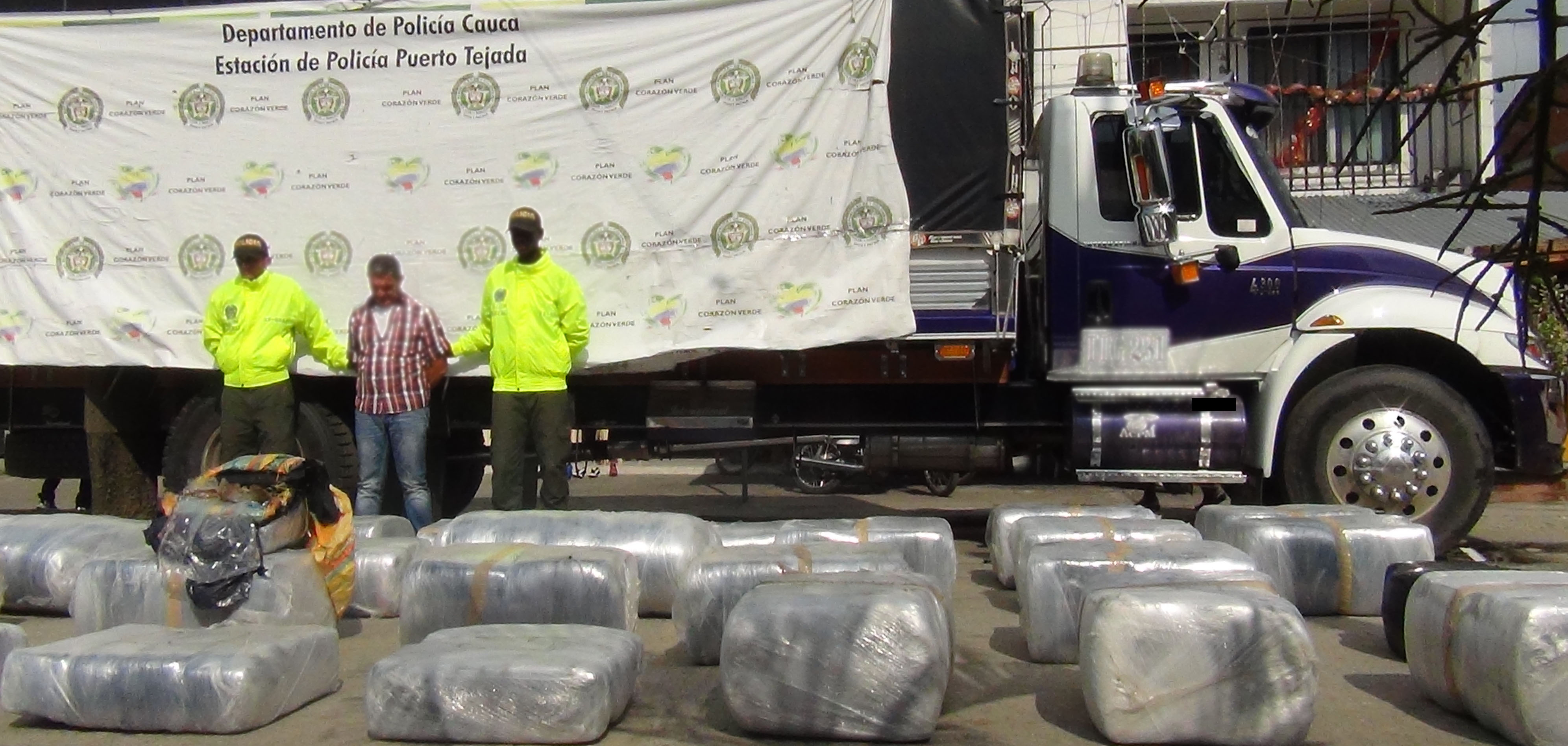 En una vía que comunica Cauca con Valle, fue capturado un conductor que transportaba 2.005 kilogramos de marihuana