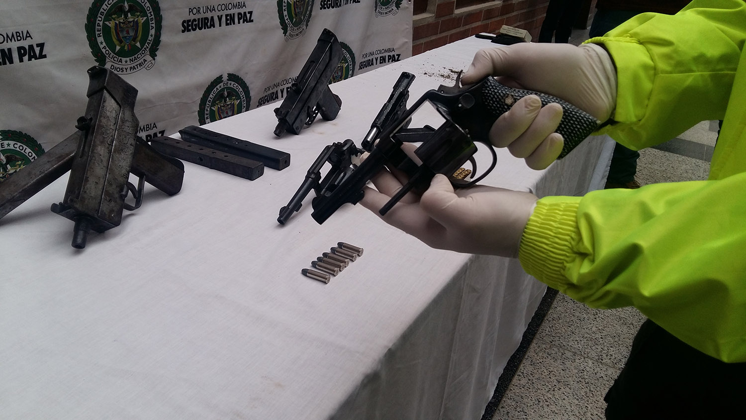 Incautados dos subametralladoras, revólveres, pistolas, munición y 75 kilos de clorhidrato de cocaína.