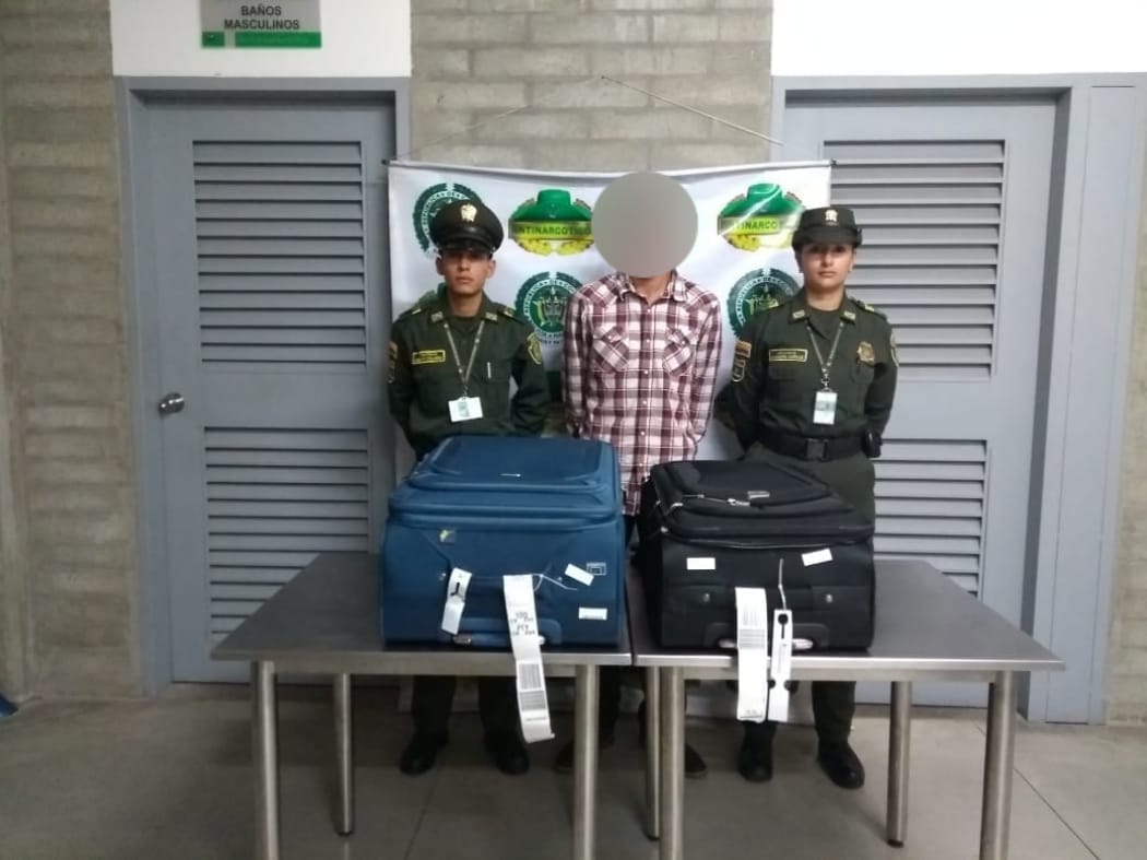 Incautamos-10-kilos-de-cocaína-ocultos-en-varillas-de-dos-maletas 