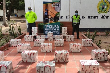 Cigarrillos incautados-policías custodiando