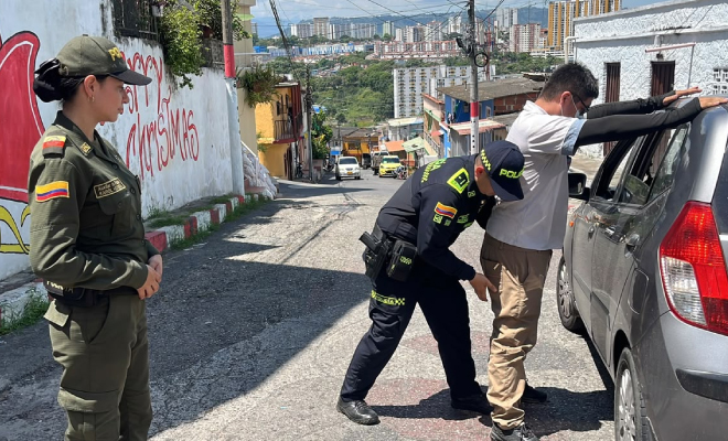 Policías en puesto de control