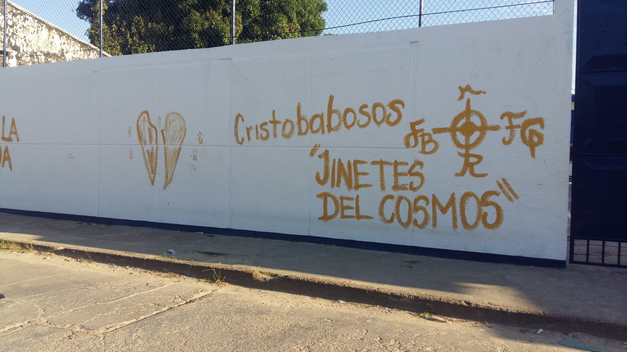 Con pintura mezclada con excremento humano pintaron grafitis blasfemos en los muros de dos colegios de la ciudad 