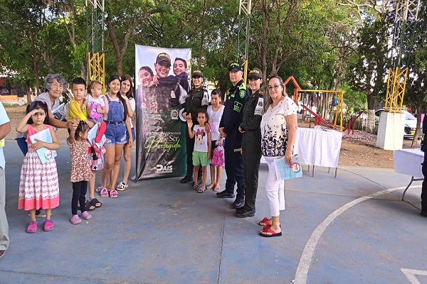 Tres Policías en comunidad en la jornada de Cambiemos Juguetes por Vidas
