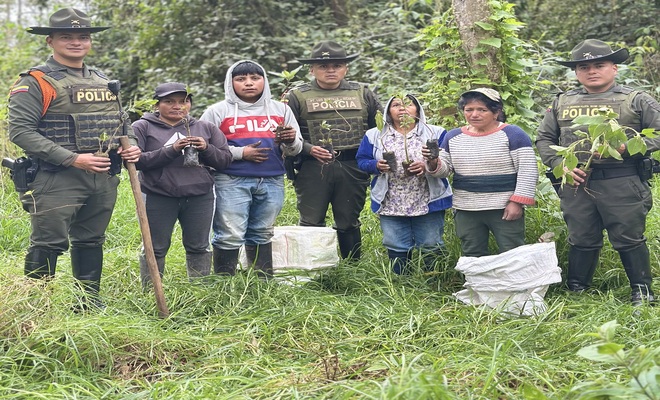 Polic&iacute;as de carabineros y comunidad en una siembra de &aacute;rboles