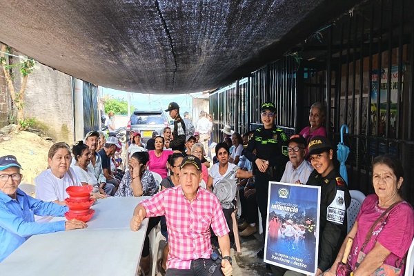Tres Policías con la ciudadanía en jornada de sensibilización para prevenir delitos sexuales