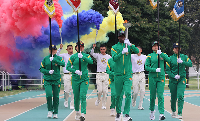 cadetes en la ceremonia de inauguraci&oacute;n de los juegos Intercompa&ntilde;&iacute;as
