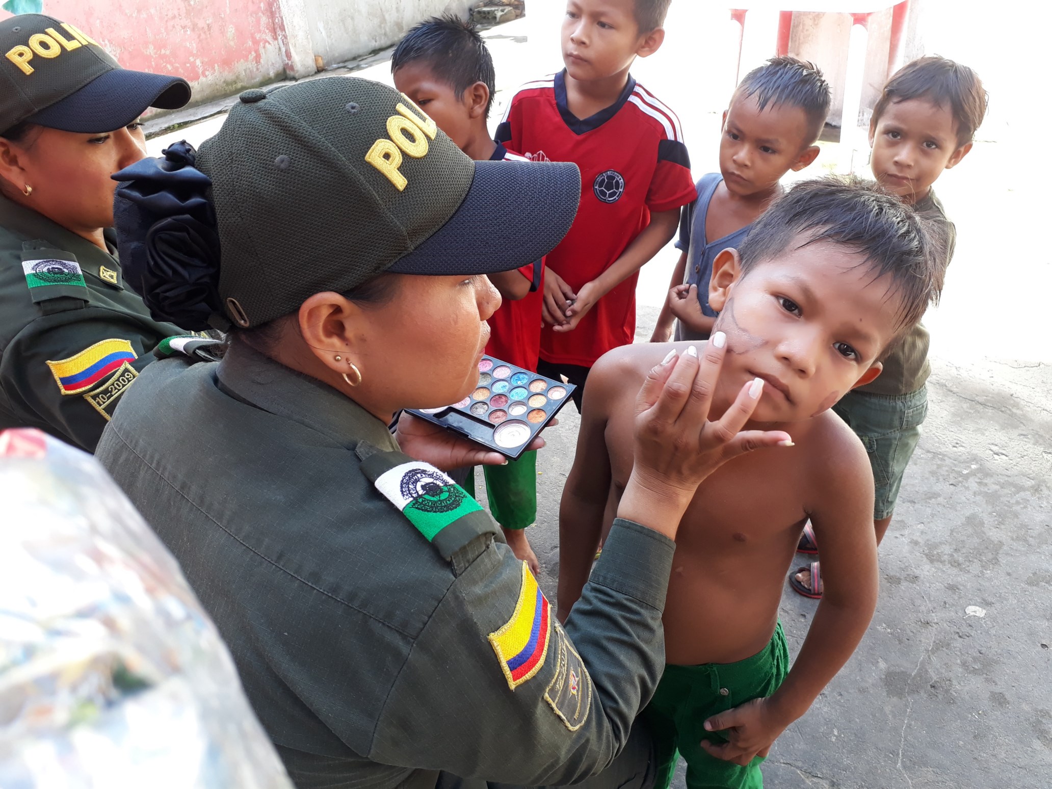 Patrullera ayuda con alegría a los niños