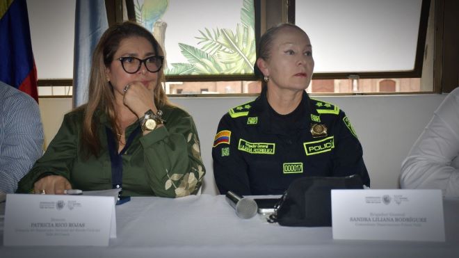 La brigadier general al lado de una funcionaria p&uacute;blica 