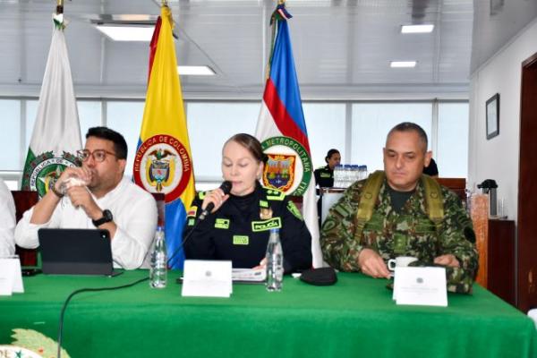 Brigadier general al lado del señor coronel del ejercito secretario de seguridad