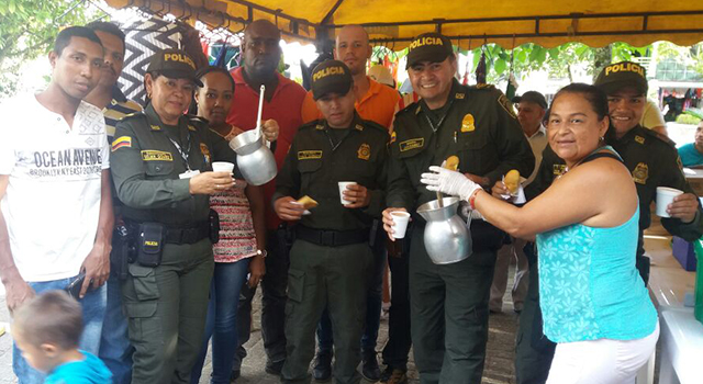 Con una “chocolatada”-la Policía Nacional-y la comunidad-buscan mejorar la salud-de un niño