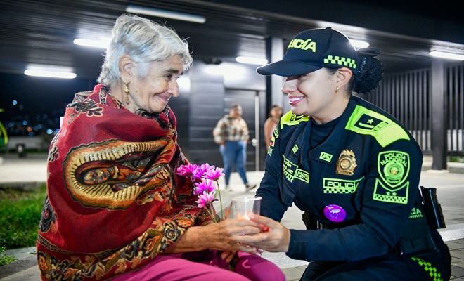 la comunidad se unió a la policia para rendir homenaje a mujeres victi