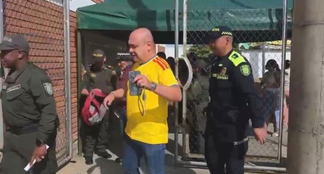 la policía nacional realizando controles de seguridad en los puestos de control de votación