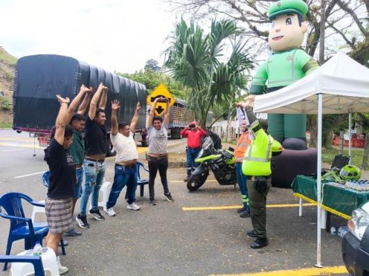 la policía nacional realizando pausas activas a los conductores