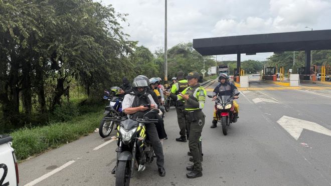 la polic&iacute;a realizando registro de control a los moteros