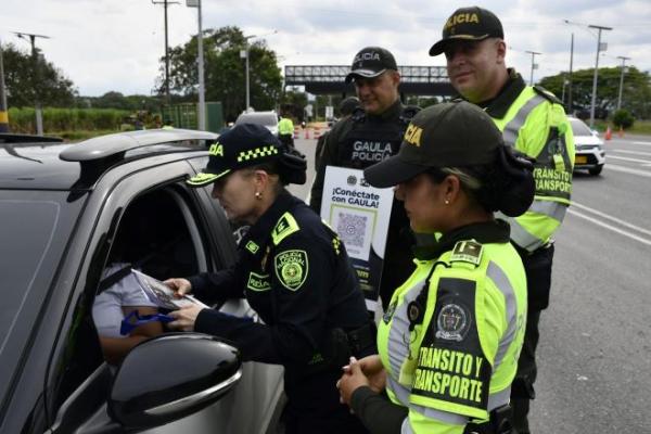 La se&ntilde;ora brigadier general al lado de tres polic&iacute;as y un ciudadano
