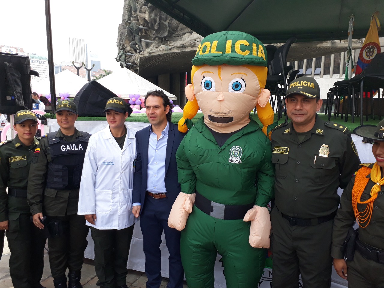 Policías y Alcalde de Medellín en lanzamiento de campaña en Medellín