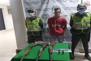 una persona capturada-policías custodiando-armas de fuego y munición incautada