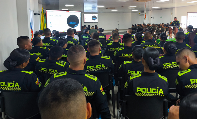 estudiantes de policía recibiendo capacitación