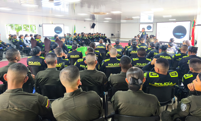 estudiantes de policía recibiendo capacitación