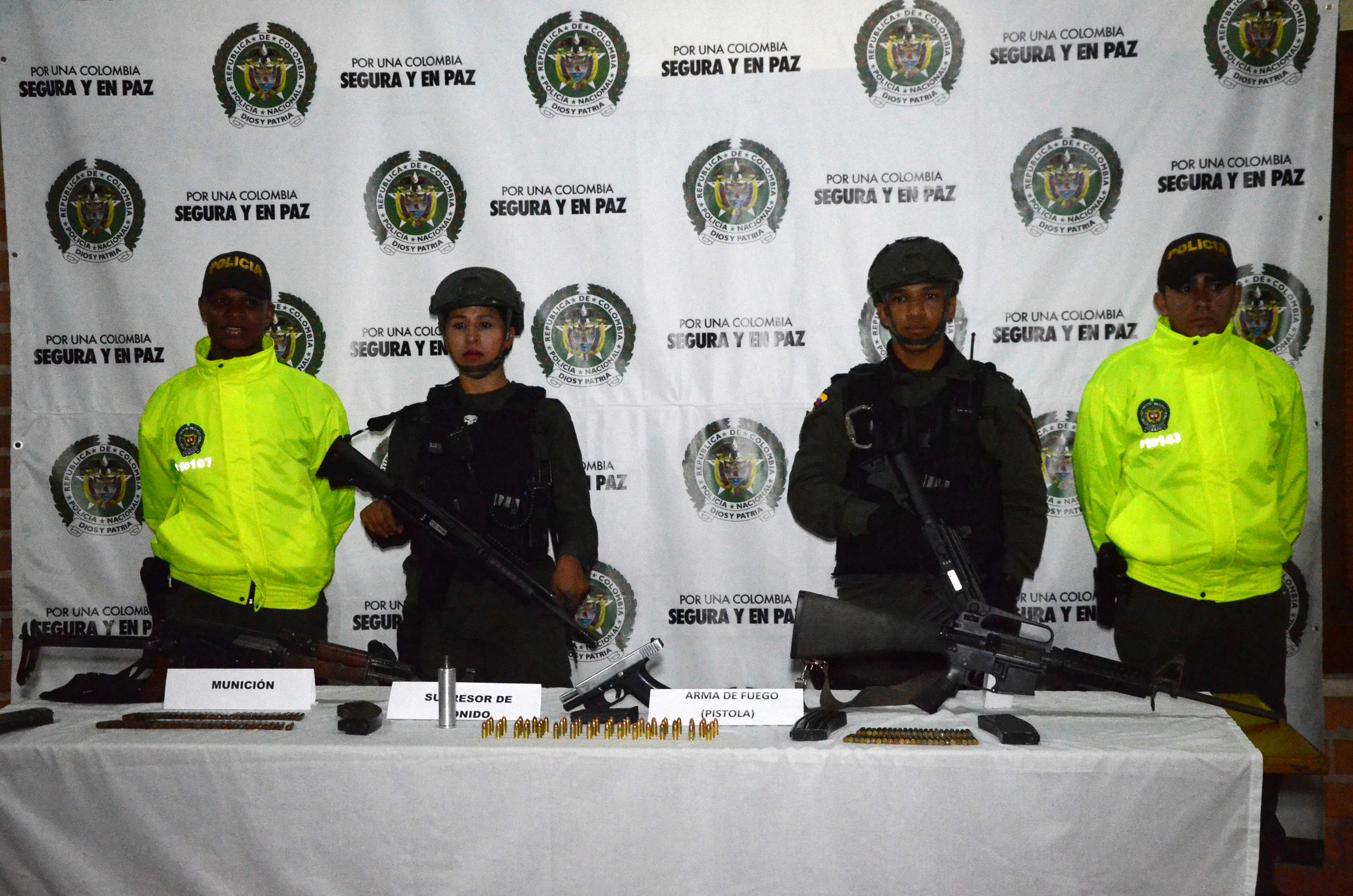 Policías de la Sijin y del grupo de operaciones especiales custodian material de guerra incautado en Medellín