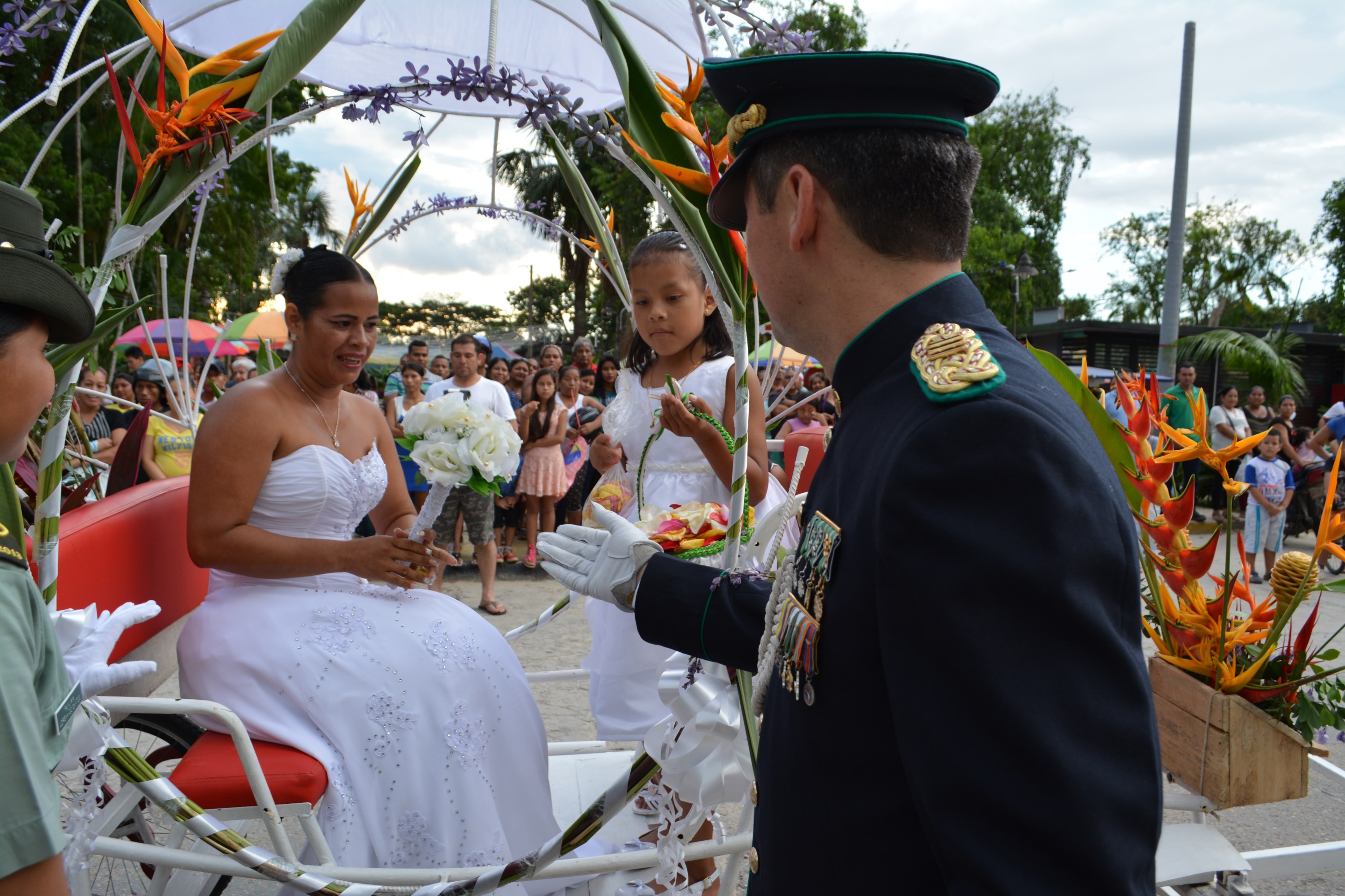 Gallardos-policías-llegaron-a-su-boda-cabalgando 