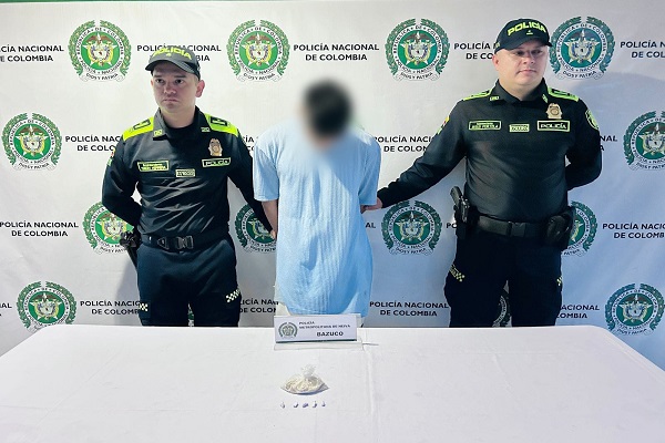 Dos Polic&iacute;as y una persona capturada por el delito de trafico de estupefacientes