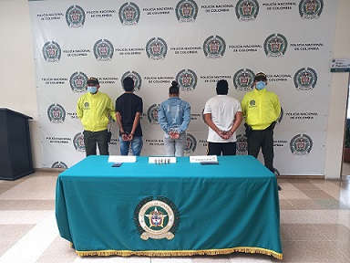 3 personas capturadas-policías custodiando-elementos incautados