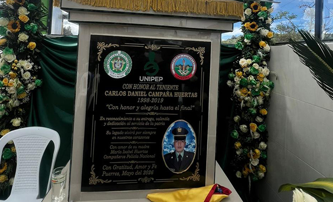 Placa conmemorativa en homenaje al teniente Carlos Daniel Campana Huertas