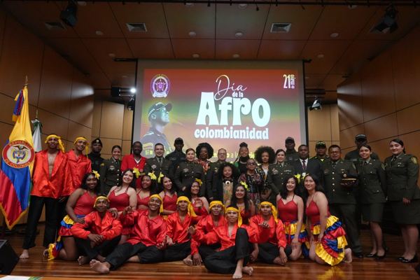 Grupo de funcionarios de la Policía Nacional realizando una muestra cultural 